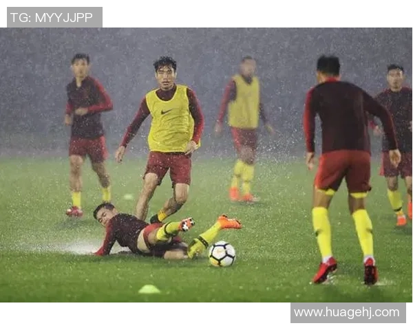 雨中奔跑的激情与坚持足球场上的不屈精神